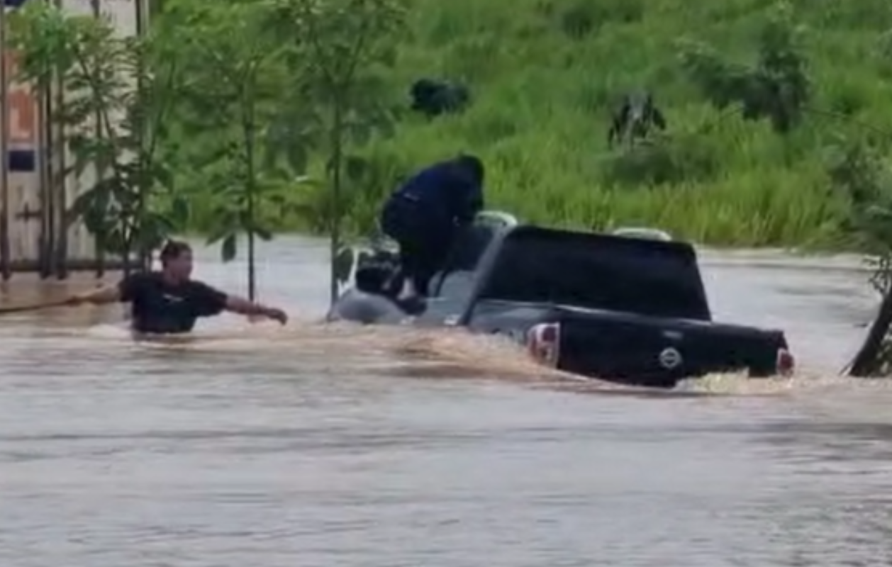 Rescatan a mujer en Morales