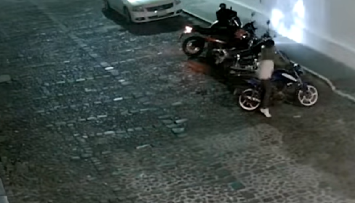 Video: Captan cómo sujetos se desplazan en vehículos y luego roban motocicletas en Antigua Guatemala