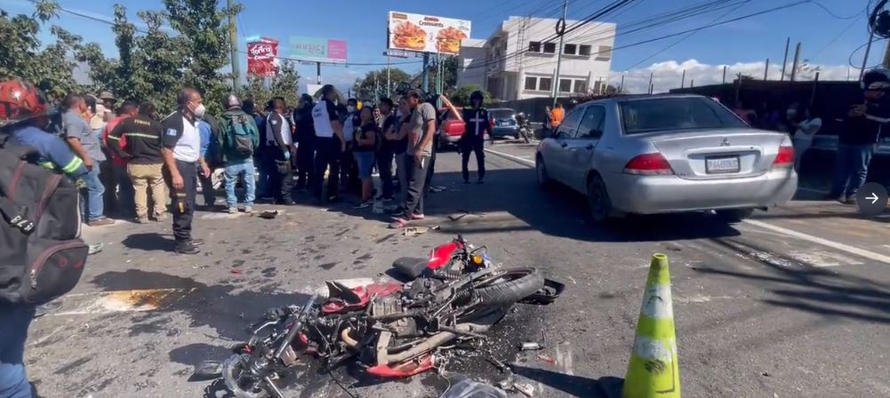 Socorristas fueron requeridos al km 19 de la ruta Interamericana por un accidente de tránsito que dejó al menos un muerto y varios heridos. (Foto Prensa Libre: Bomberos Voluntarios)