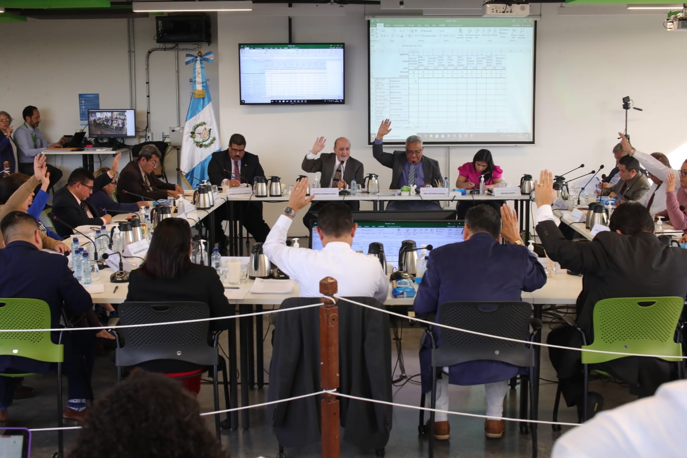 Los comisionados durante una de las rondas de votación para la integración de la nómina de seis candidatos a la CGC. Fotografía: Prensa Libre (Carlos Hernández Ovalle). 