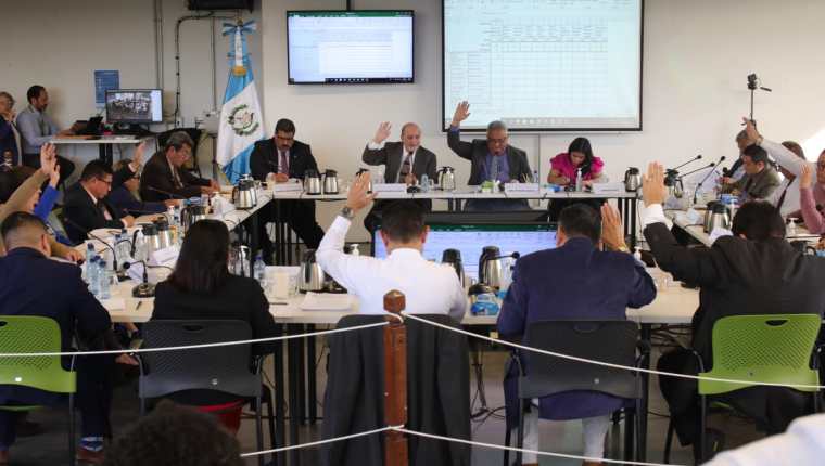 Los comisionados durante una de las rondas de votación para la integración de la nómina de seis candidatos a la CGC. Fotografía: Prensa Libre (Carlos Hernández Ovalle). 