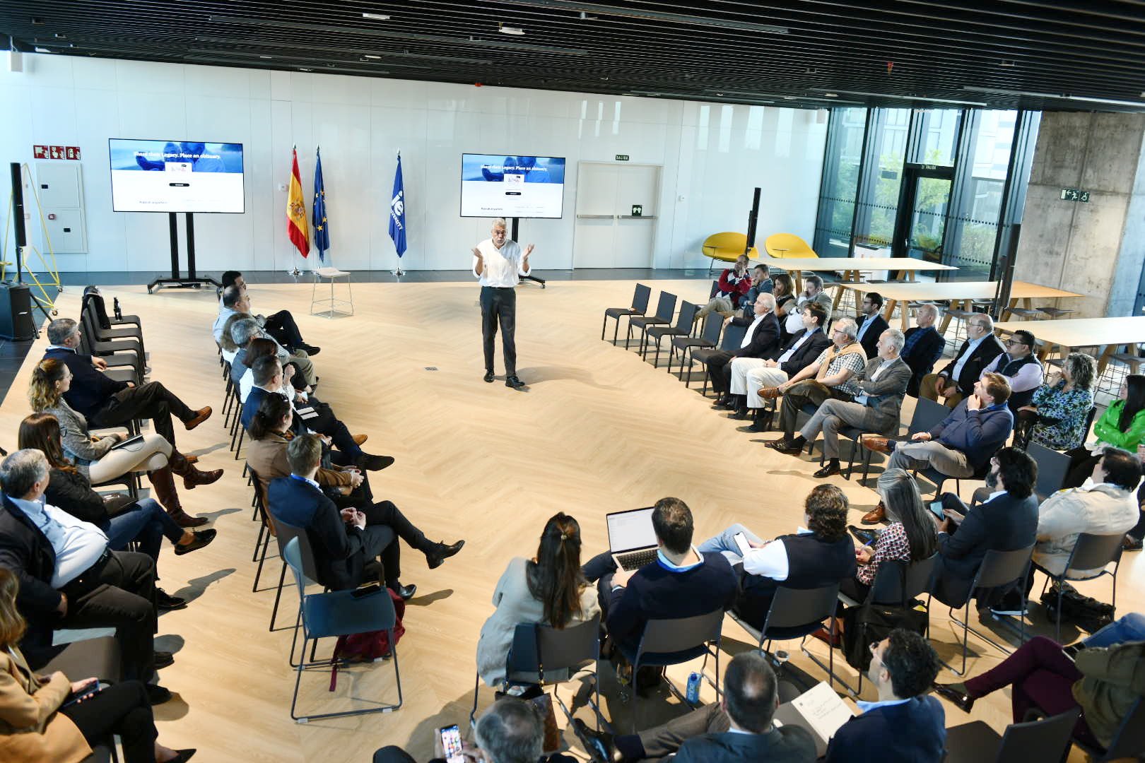 Periodistas se reúnen en Madrid, España, para participar en la 78 Asamblea General de la SIP. (Foto Prensa Libre: Twitter SIP)