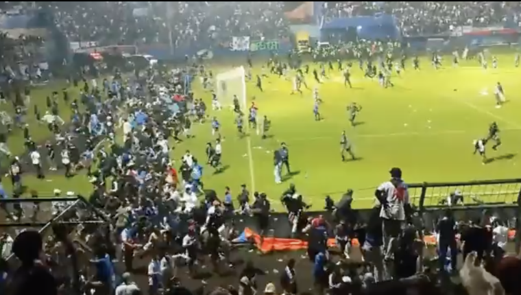 La tragedia sucedió la noche del sábado en Indonesia durante un partido de la liga de futbol local. Foto Prensa Libre (Captura de pantalla)