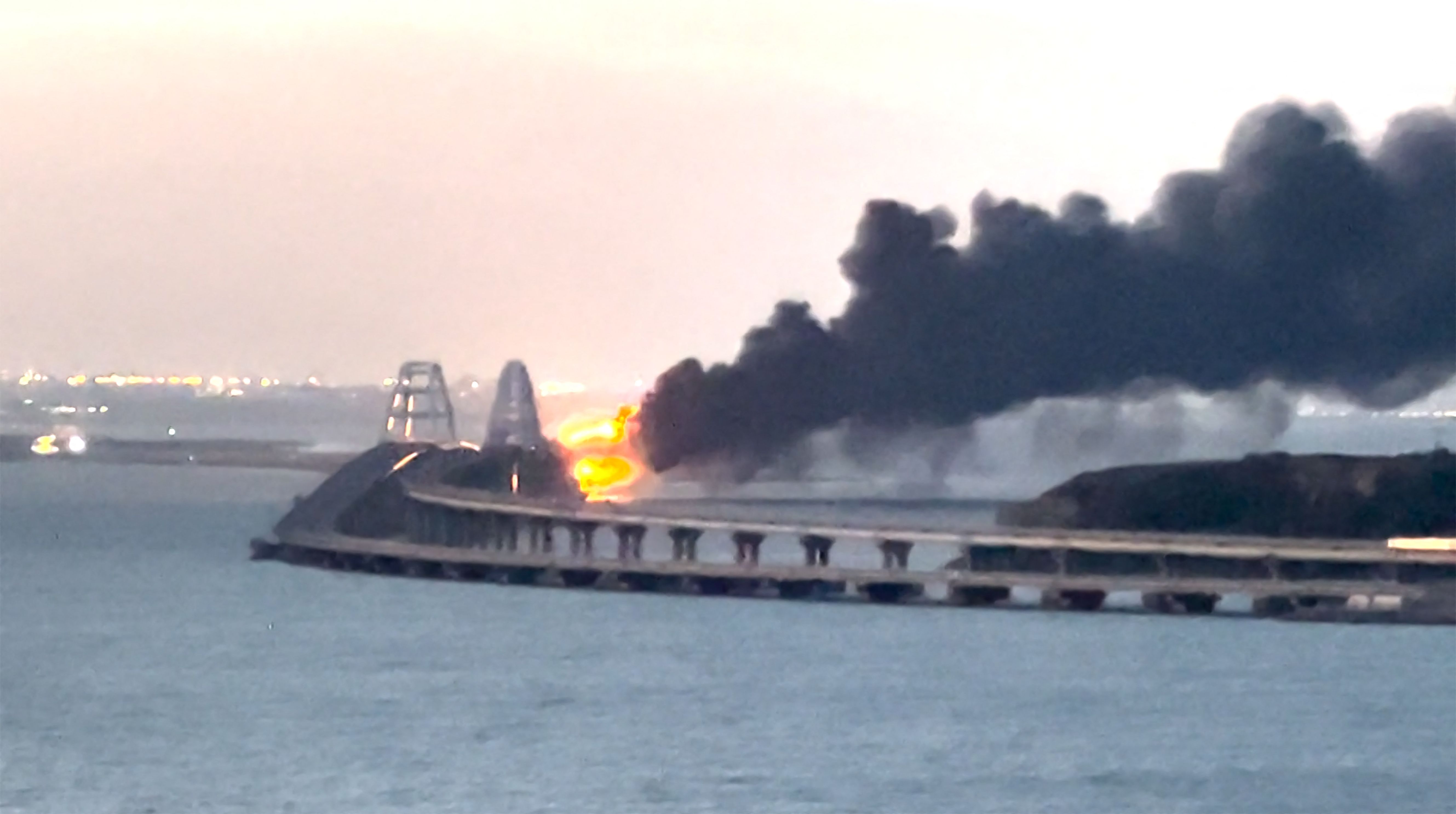 Una explosión causó la destrucción de una parte del puente de Crimea. (Foto Prensa Libre: AFP)