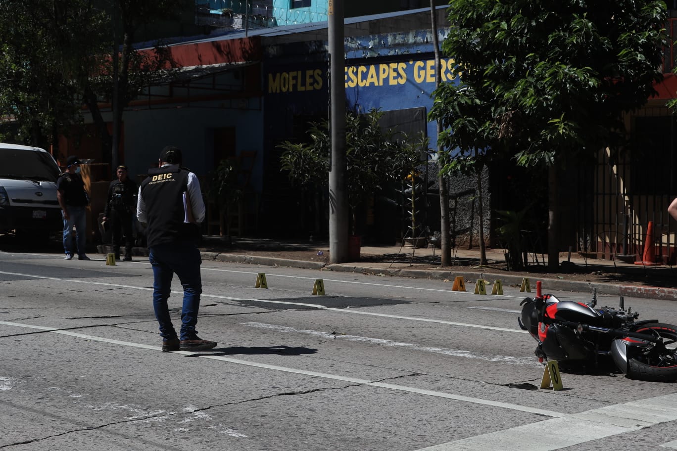 El paso de vehículos en la zona 3 y alrededores es afectado luego de un ataque armado. (Foto Prensa Libre: M. J. Bonilla)