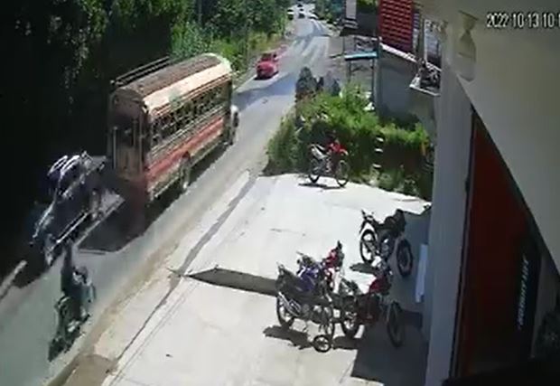 Video: el momento exacto en que autobús pierde el control y vuelca en una calle de Huehuetenango y deja varios heridos