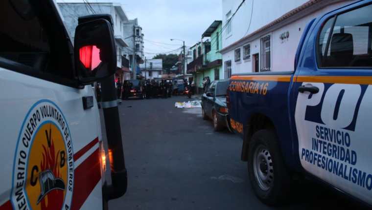 Un agente de la PNC murió baleado en la 12 calle 5-40 de la colonia Belén, en la zona 7 de Mixco. (Foto Prensa Libre: CVB)