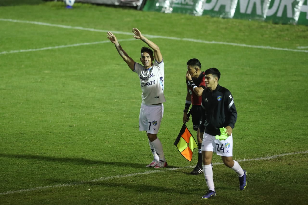 Un doblete de Lezcano y otro gol de Santis le dieron la victoria a Comunicaciones sobre Mixco. Foto Prensa Libre (Erick Ávila)