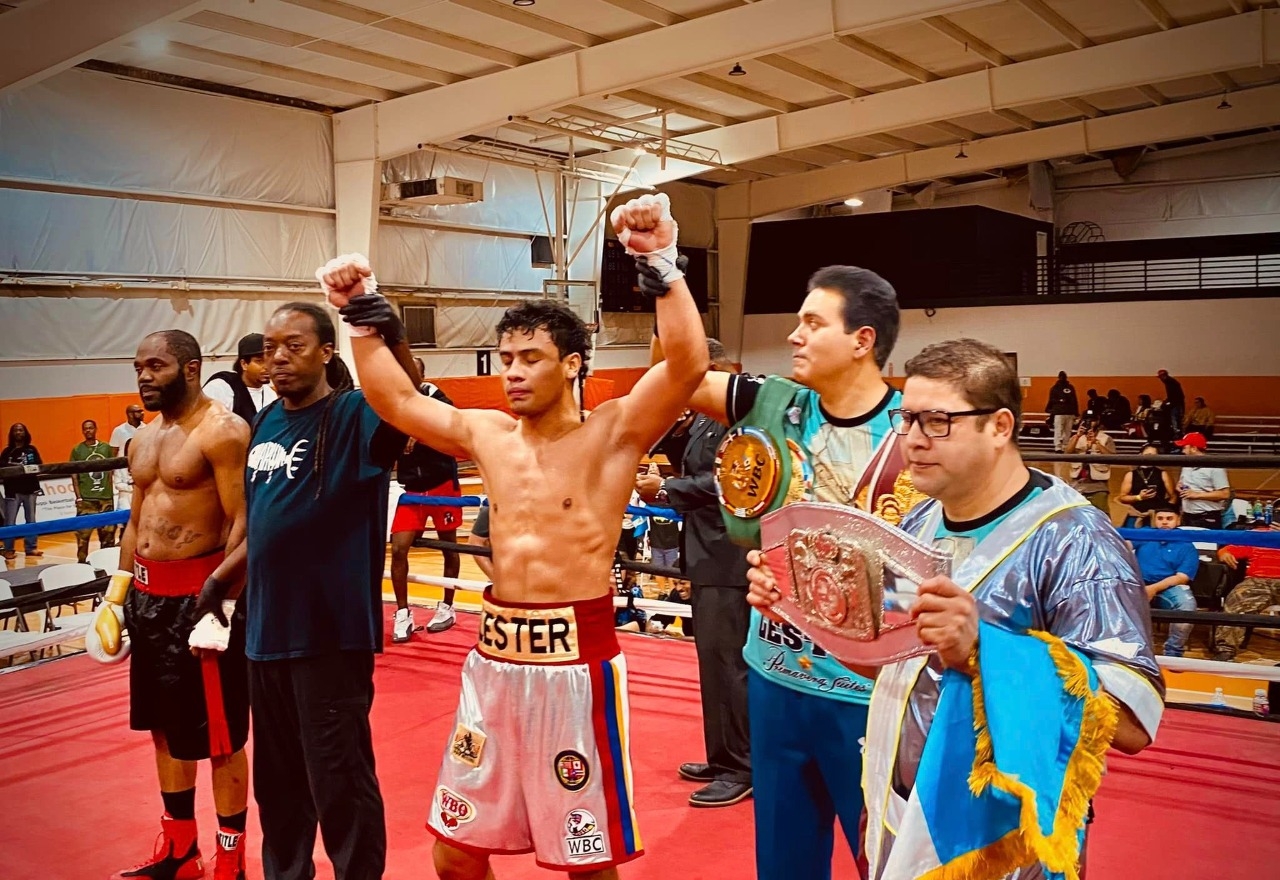 Léster Martínez fue superior a Jeremie Jacks. Foto Prensa Libre (CDA Escuela Profesional de Boxeo)