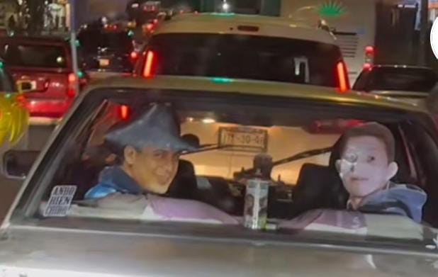 Dobles de cartón de Octavio Ocaña y Valentín Elizalde se pasean en las calles de México