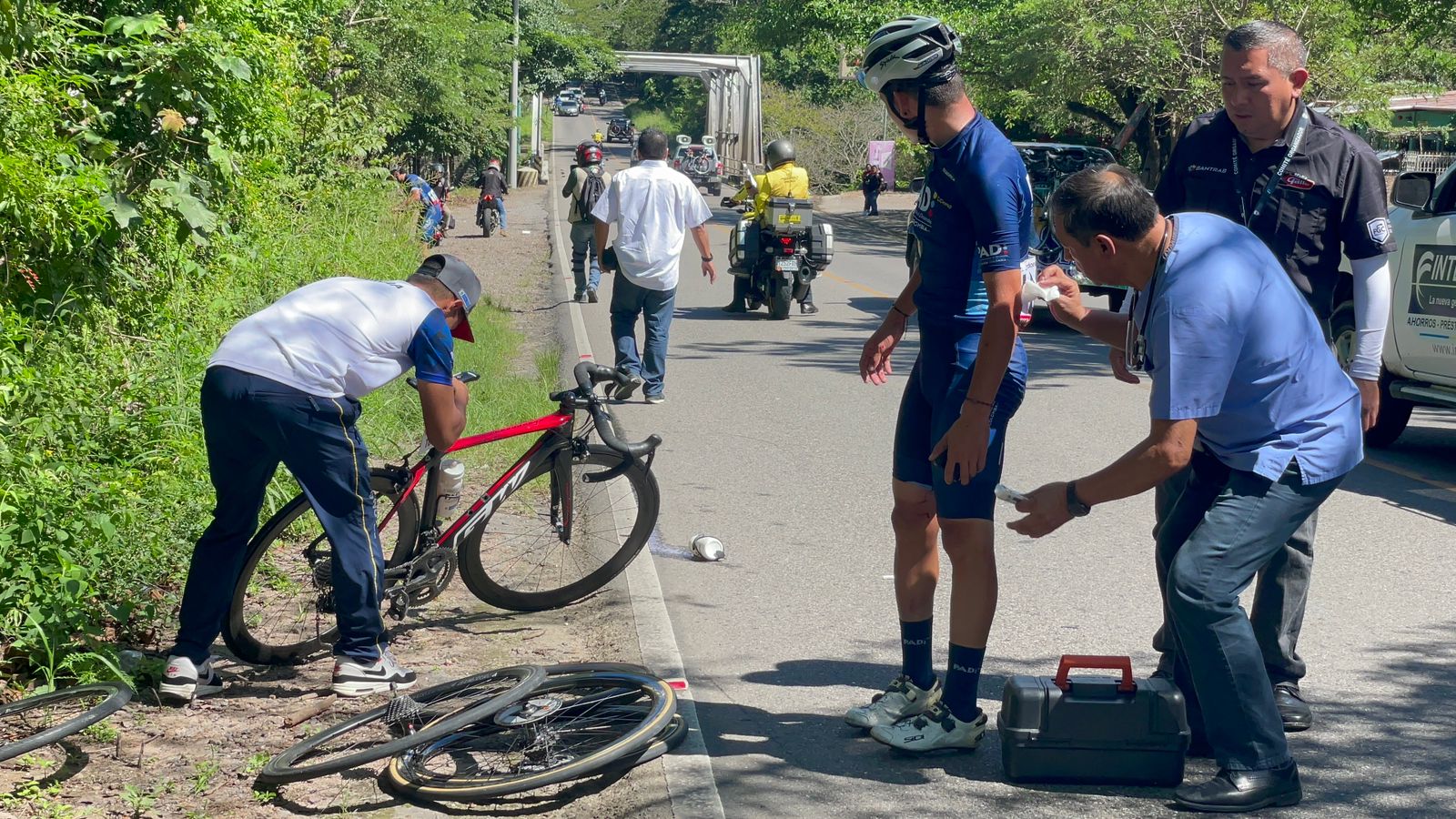 Los ciclistas sufrieron caídas al inicio de la segunda etapa de la Vuelta a Guatemala. Foto Prensa Libre (Federación de Ciclismo) 