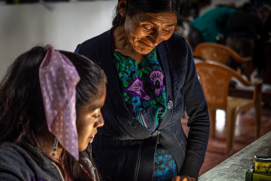 Abuela y  guatemalteca analfabeta aprende a instalar tecnología solar y su video se hace viral