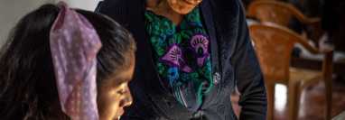 La estudiante analfabeta de Ingeniería Solar, Julieta Fernanda Tzoy, con 69 años tiene enamorada a las redes sociales.  (Foto Prensa Libre: cortesía Barefoot College International)