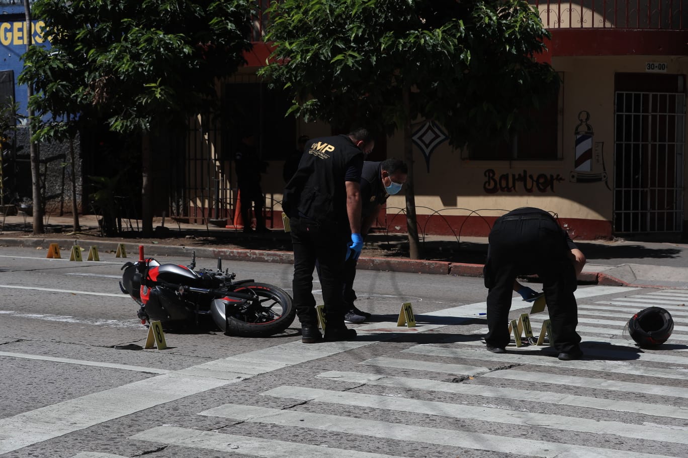 Investigadores y peritos forenses procesaron la escena del crimen, recolectando evidencias. (Foto: Hemeroteca Prensa Libre)