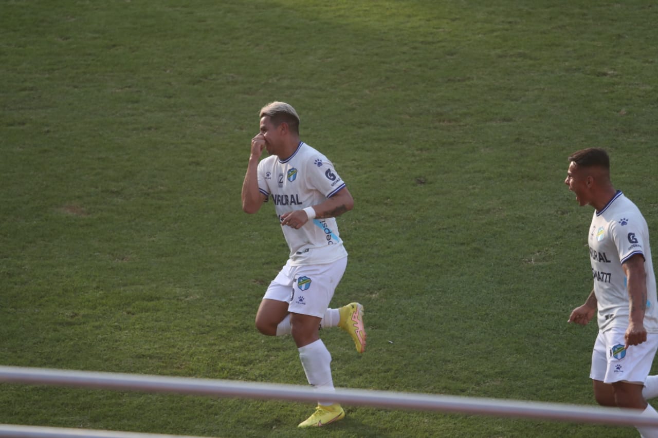 Alexander Larín anotó el tercer gol de Comunicaciones este sábado ante Municipal. Foto Prensa Libre (Érick Avila) 