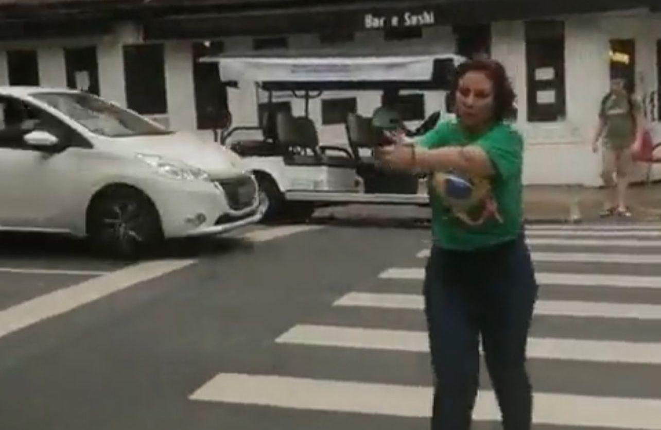 Usuarios captaron a la diputada apuntando a un hombre que se refugió en un local. Foto. Prensa Libre: captura de pantalla. 