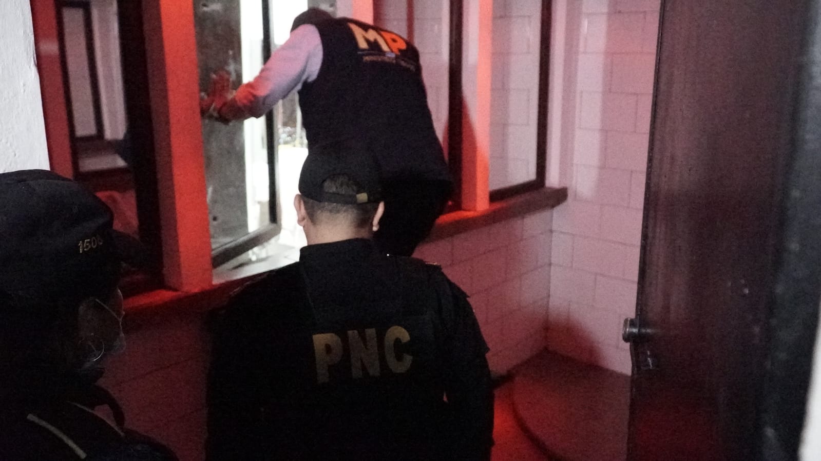 Detrás de los espejos se localizaron pasadizos que conducían a otros inmuebles. Foto: Prensa Libre: PNC. 