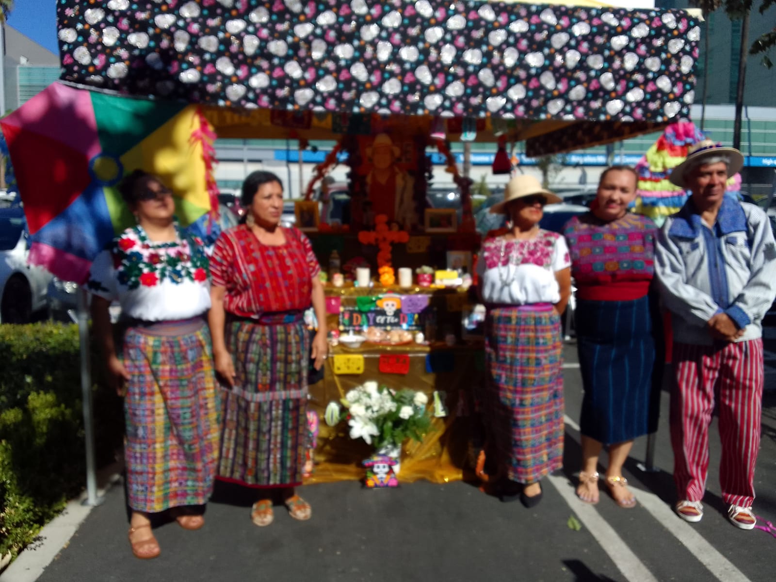 Guatemaltecos celebran el Día de Todos los Santos en Los Ángeles, California.