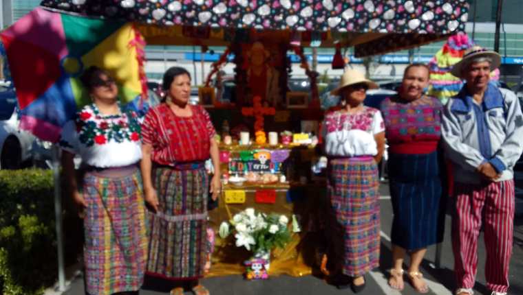 Guatemaltecos celebran el Día de Todos los Santos en Los Ángeles, California.