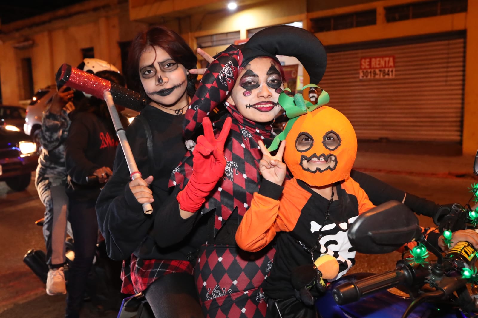 Motoristas disfrazados recorren las calles del Centro Histórico de la Ciudad de Guatemala para celebrar la noche de Halloween. (Foto Prensa Libre: Élmer Vargas)