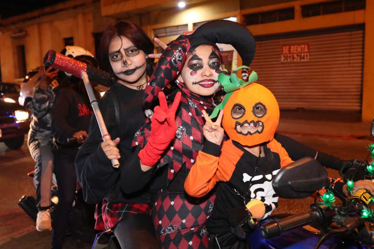 Noche de Halloween: imágenes de cómo motoristas disfrazados recorren el Centro Histórico de la ciudad