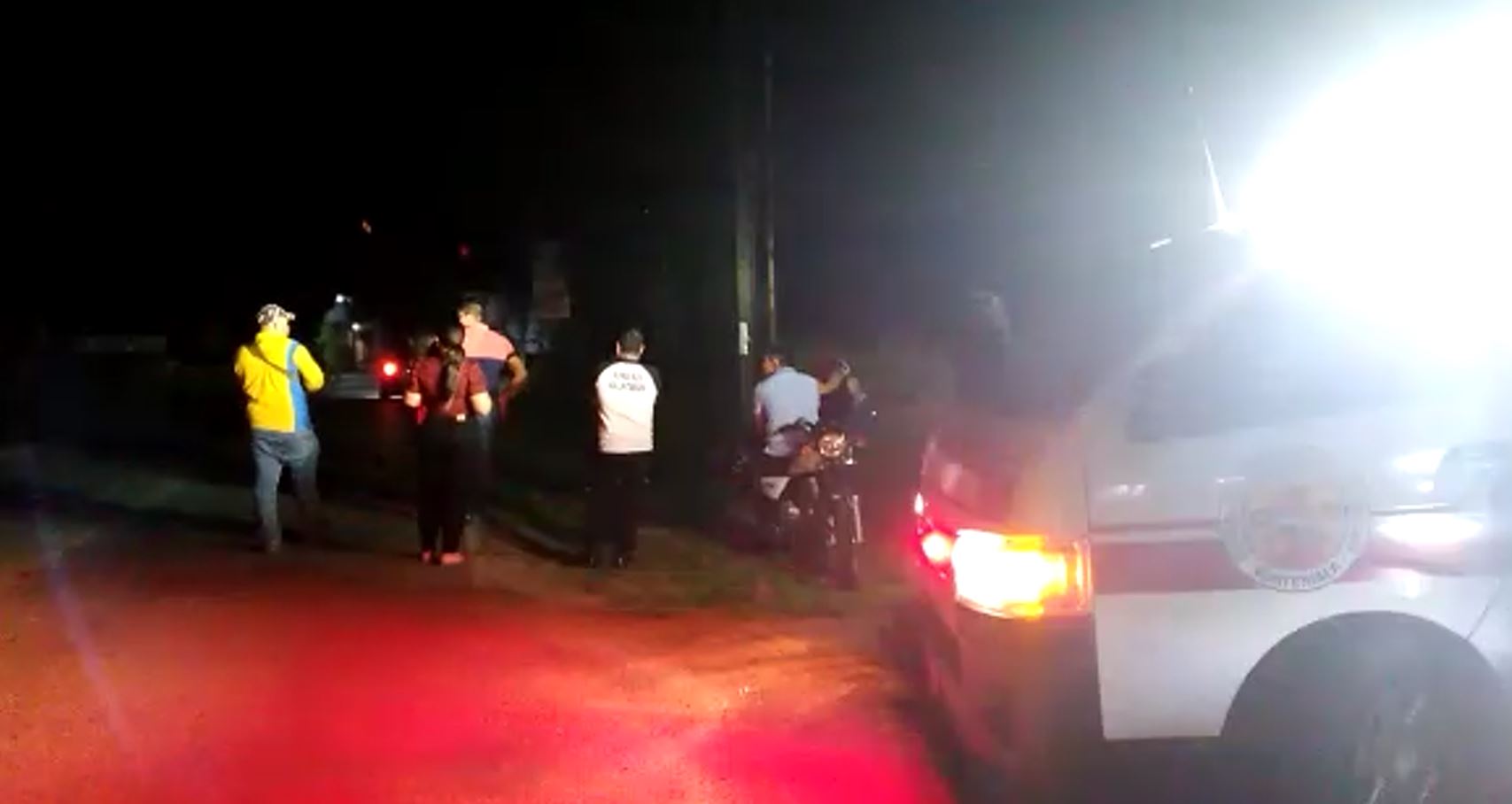 Bomberos acuden al lugar del accidente donde murió el adolescente. (Foto Prensa Libre)