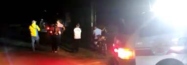 Bomberos acuden al lugar del accidente donde murió el adolescente. (Foto Prensa Libre)