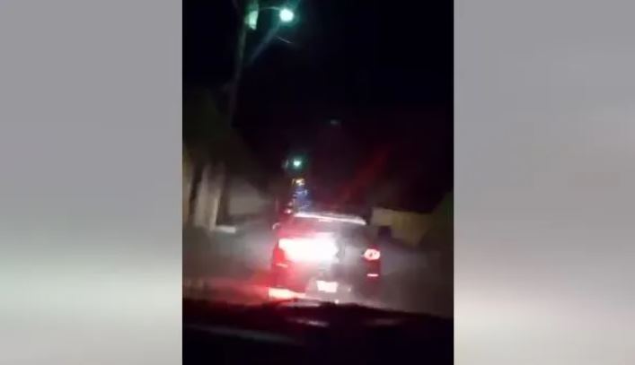 El pasado sábado se hizo viral un video donde el alcalde de Jocotenango huye de agentes de tránsito de Antigua Guatemala, quienes denunciaron que este intentó arrollarles con el vehículo. El jefe edil negó los señalamientos. (Foto Prensa Libre: captura de video/Denúncialo Aquí Jocotenango/Facebook)