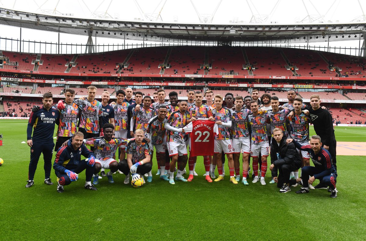 El Arsenal no se olvida de Pablo Marí y este domingo le brindó un emotivo homenaje luego de ser apuñalado. (Foto Prensa Libre: Arsenal FC/Twitter)