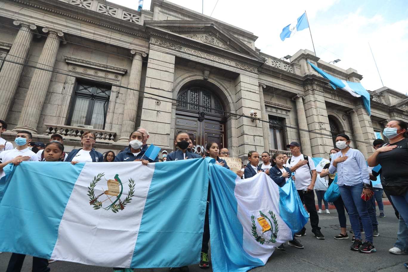Deportistas guatemaltecos lamentan la suspensión frente al Congreso de la República. (Foto Prensa Libre: Roberto López)