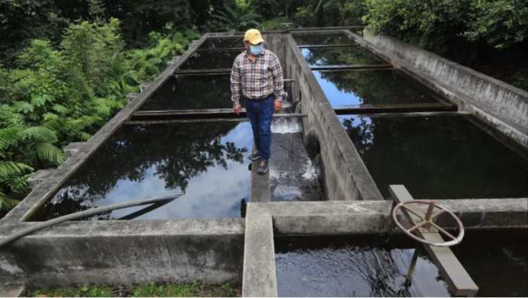 La planta de tratamiento de agua que abastece al municipio de Escuintla ha sido el centro de una disputa legal que ahora mantiene embargado el presupuesto para inversión del municipio. (Foto Prensa Libre: Elmer Vargas).