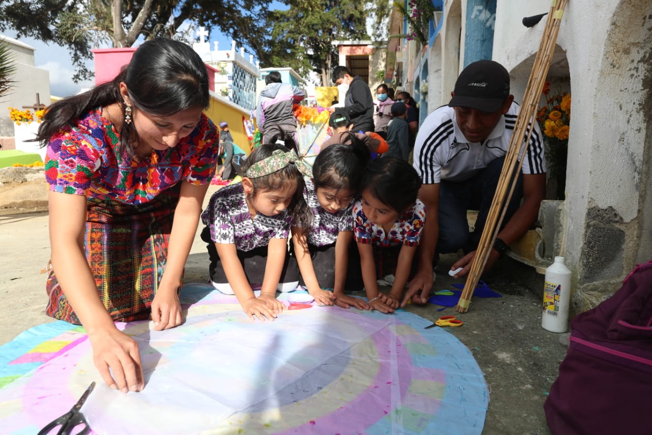 Artesanos de Santiago Sacatepéquez dan los últimos detalles a los barriletes que expondrán el 1 de noviembre. (Foto Prensa Libre: Roberto López)