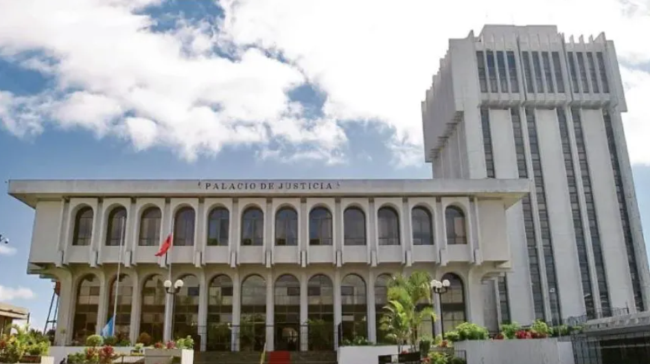 La elección de magistrados de CSJ estaría siendo acordada entre los partidos políticos Vamos y UNE.  Fotografía: Prensa Libre. 