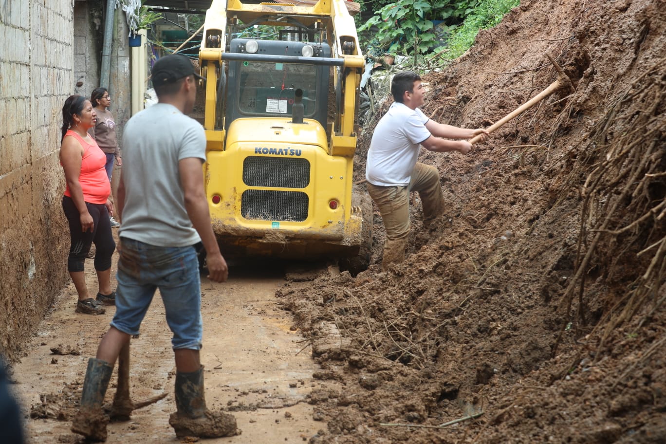 Familias limpian la tierra en el sector. (Foto Prensa Libre: Roberto López)