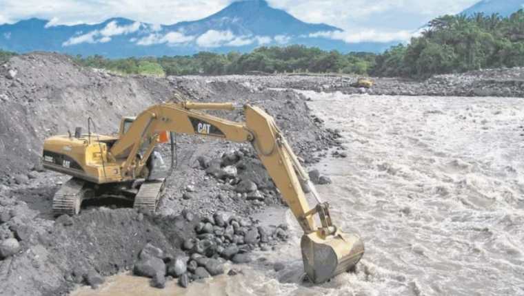 El dragado consiste en la extracción de piedras, sedimentos u objetos del fondo de ríos, lagos y puertos. (Foto Prensa Libre: Hemeroteca PL)
