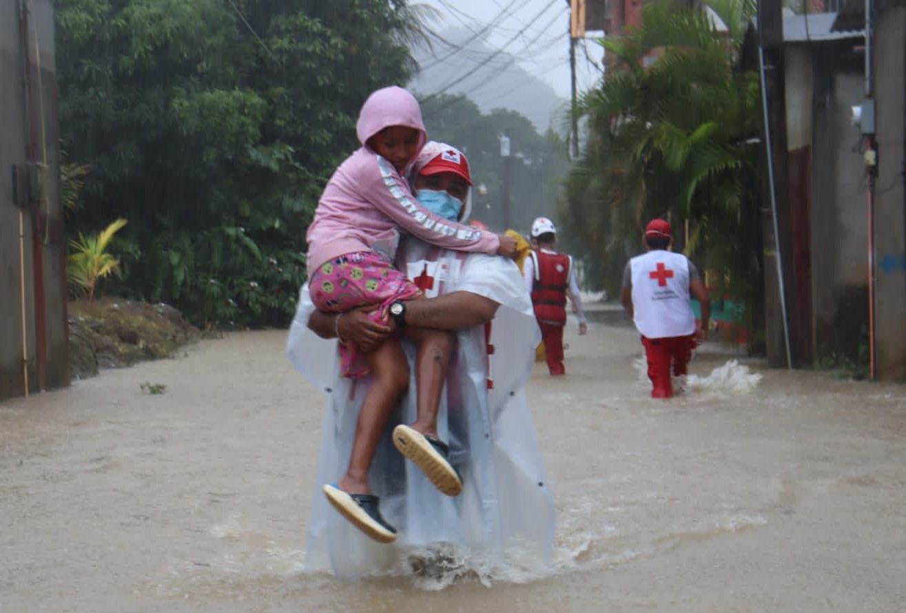 Socorristas de la Cruz Roja Guatemalteca evacúan a una menor de edad en una comunidad de Puerto Barrios, Izabal. (Foto Prensa Libre: Cruz Roja)