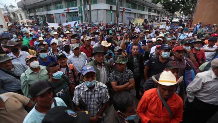 Veteranos militares protestan en las calles de la Ciudad de Guatemala. (Foto Prensa Libre: Juan Diego González)