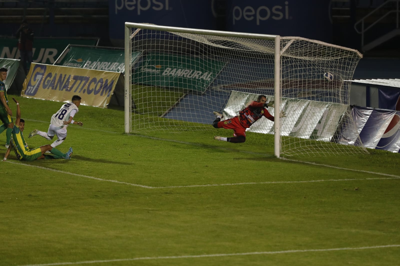 Óscar Santis marcó el gol de Comunicaciones en posición adelantada. (Foto Prensa Libre: Esbin García)