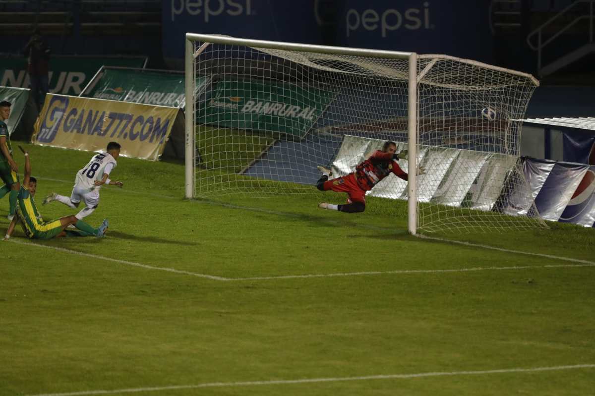 Liga Nacional: Un penalti no marcado y un gol en fuera de lugar marcaron el polémico arbitraje de Armando Reyna en el triunfo de Comunicaciones