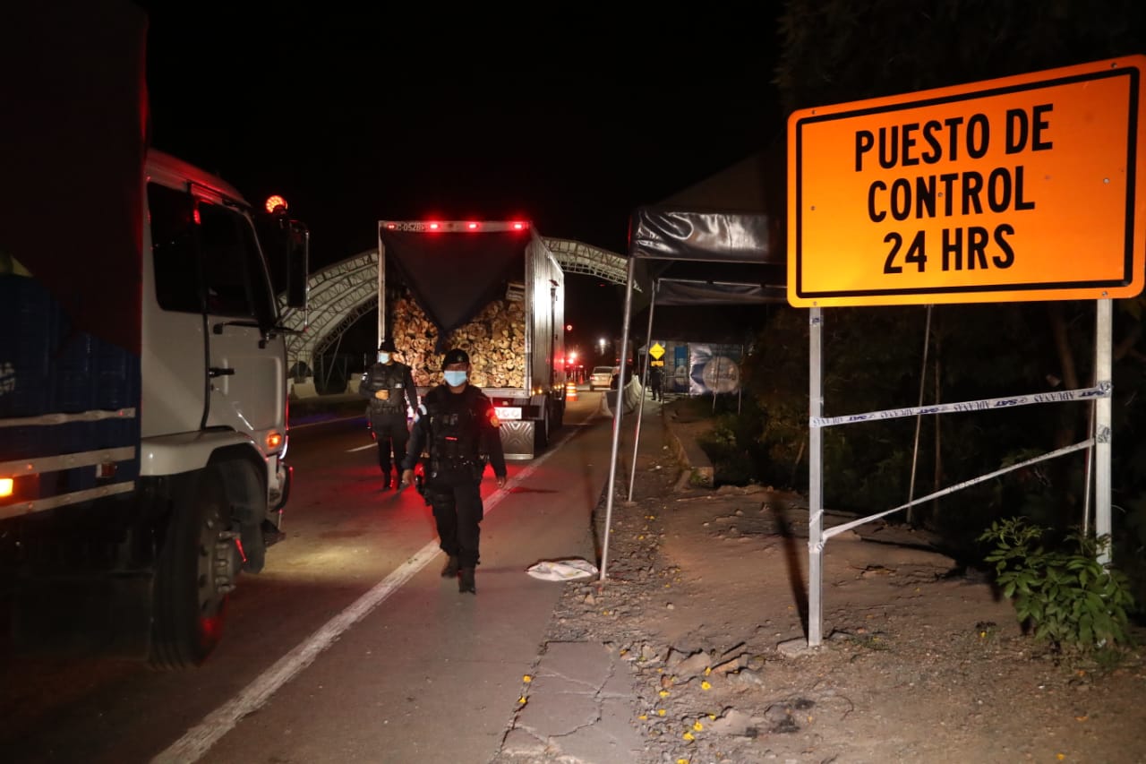 Las autoridades gubernamentales han instalado puestos de control y registro para detectar a migrantes que ingresan en forma irregular a Guatemala. (Foto Prensa Libre: Roberto López).