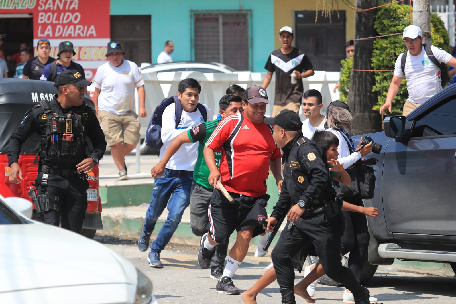 La afición crema y "pecho amarillo" se enfrentaron a golpes afuera del David Cordón Hichos. (Foto Prensa Libre: Redes Sociales)