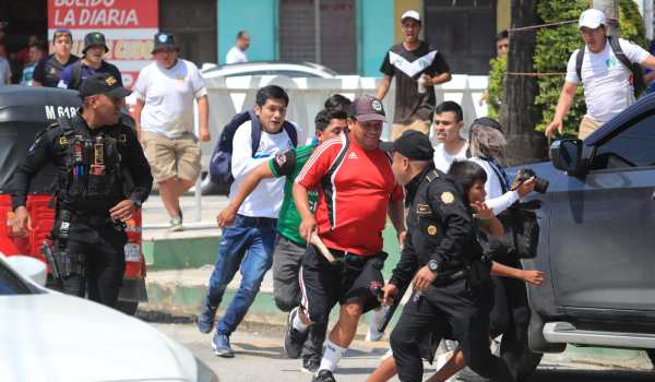 La afición crema y "pecho amarillo" se enfrentaron a golpes afuera del David Cordón Hichos. (Foto Prensa Libre: Redes Sociales)