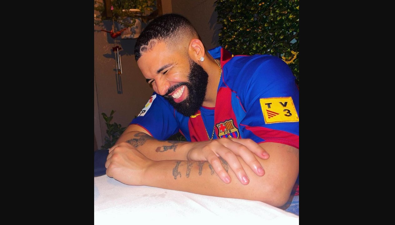 Debido a cláusulas de contrato con la plataforma Spotify, el Barcelona le hará un homenaje a Drake el domingo en el Clásico luciendo el logo del rapero candiense en su camisola. (Foto Prensa Libre: FC Barcelona/Twitter)