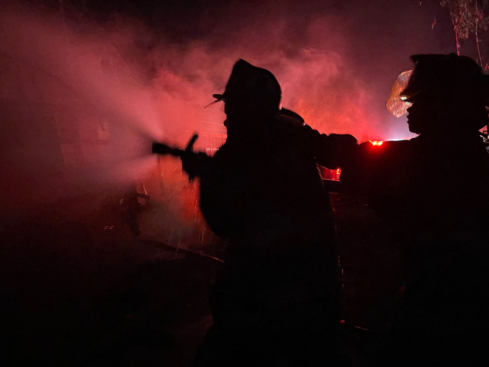 Bomberos Voluntarios y Municipales Departamentales trabajaron para sofocar un incendio que ocurrió en un inmueble en el kilómetro 40 de la ruta al Atlántico. Foto Bomberos Voluntarios.