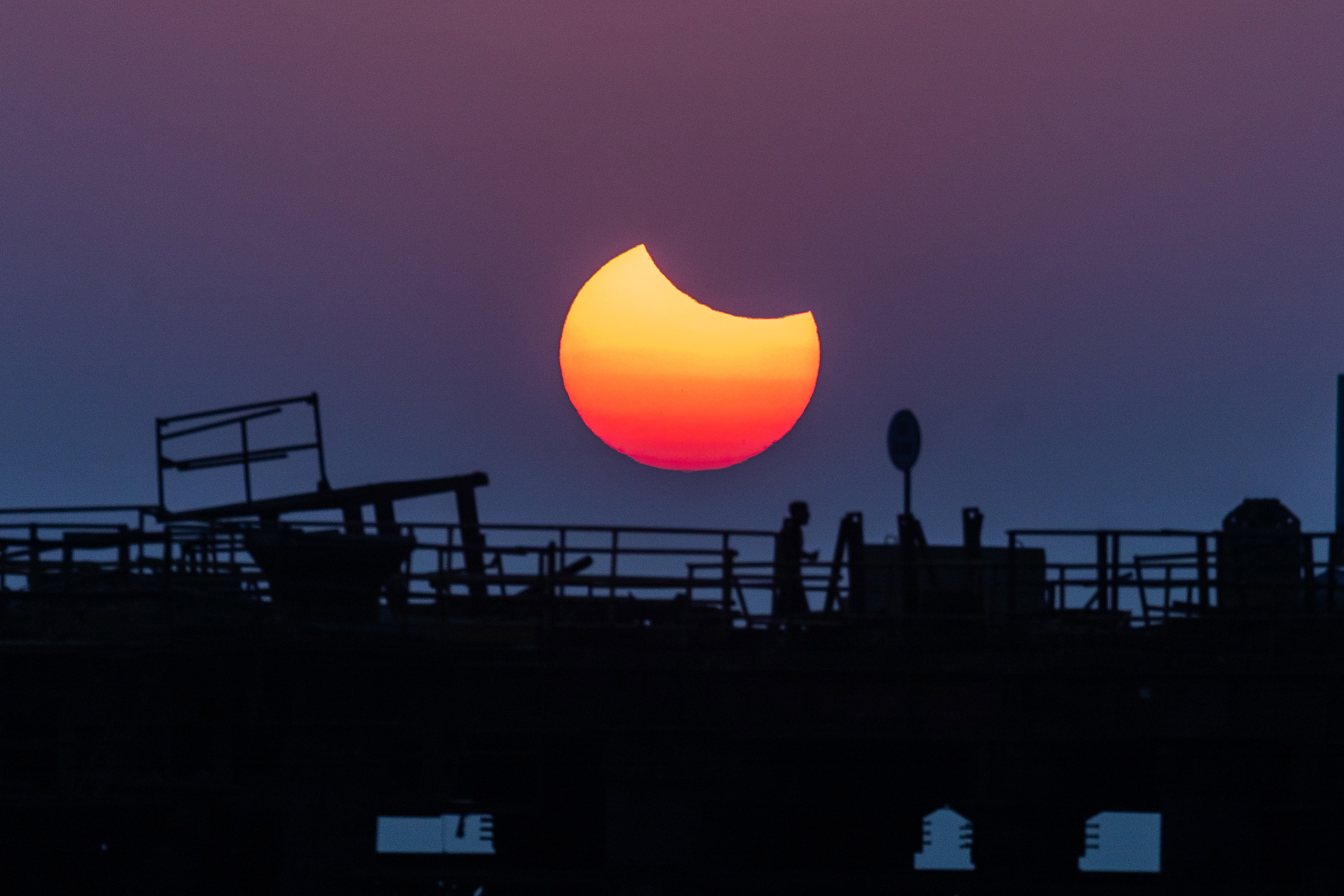 Un eclipse solar parcial se produce cuando una parte de la Tierra es engullida por la sombra ( penumbra) proyectada por la Luna cuando pasa entre nuestro planeta y el Sol en alineación imperfecta. (Foto Prensa Libre: EFE)