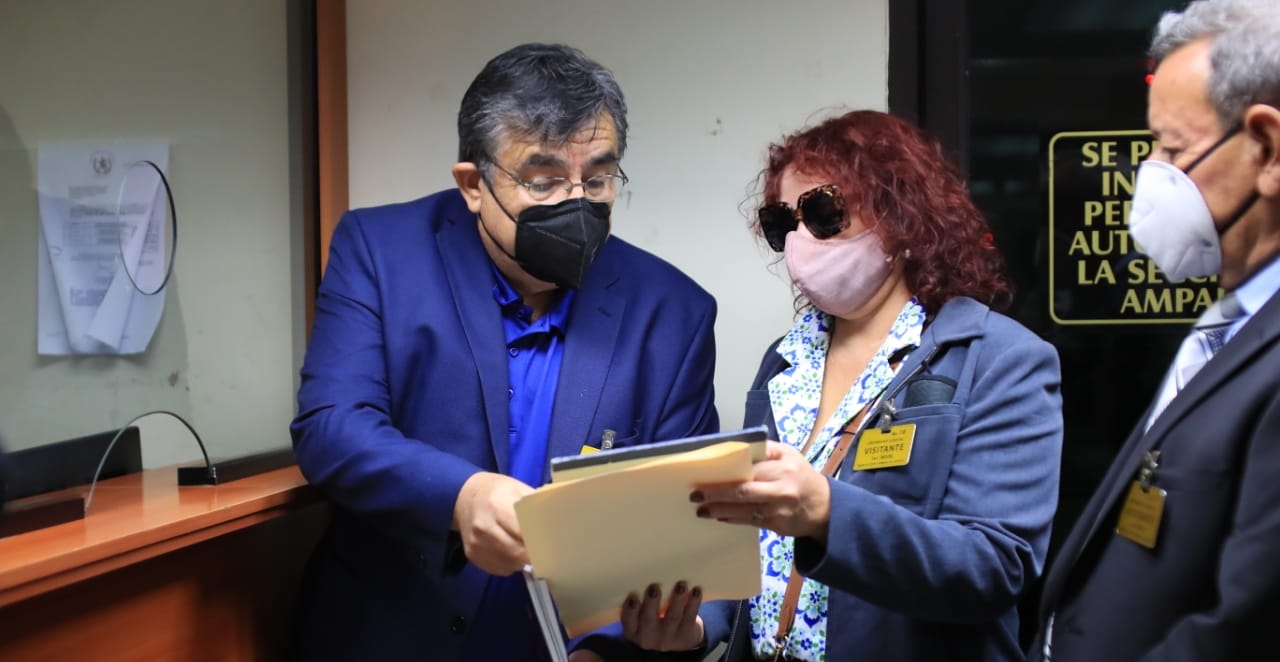 Representantes de Voguare presentan amparo para exigir que se garantice el voto de los guatemaltecos en el extranjero. (Foto Prensa Libre: Carlos Hernández) 