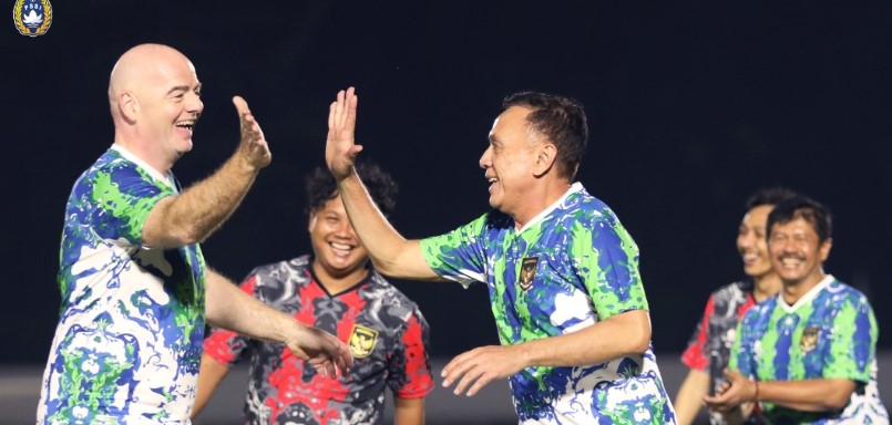 Infantino decidió jugar un partido de futbol con dirigentes de la Federación de Indonesia y desató la furia de miles de aficionados. (Foto Prensa Libre: PSSI/Twitter)