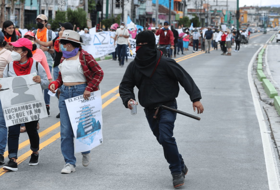 VIDEO | Manifestantes queman bandera de Guatemala  que estaba en el Centro Cívico