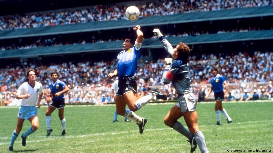 "El Diego" hizo vibrar a todo un país con sus genialidades en el Mundial de México 1986...incluido un gol en el que se ayudó con su puño. (Foto Prensa Libre: DPA)