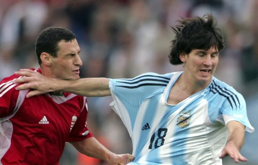 El "manotazo" que empañó el debut de Messi con la Selección de Argentina tras salir expulsado en menos de un minuto. (Foto Prensa Libre: DIARIO OLÉ)